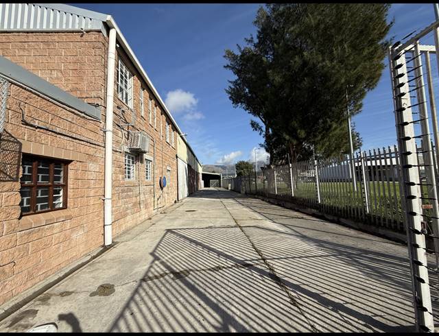 2,330M² WAREHOUSE TO LET IN RETREAT